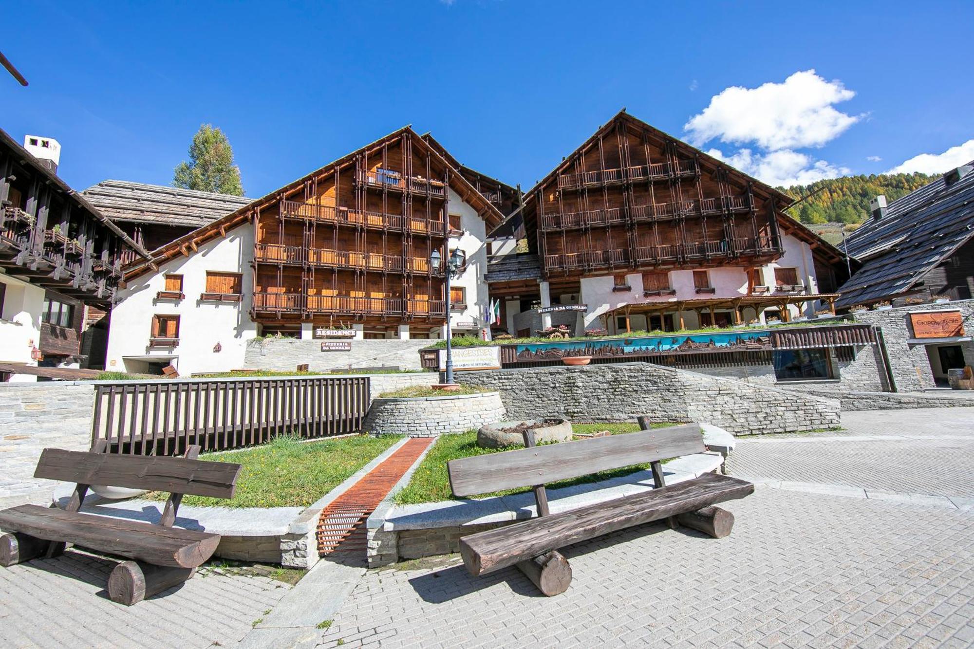 Grange Hike & Ski Sestriere Apartments Exteriör bild