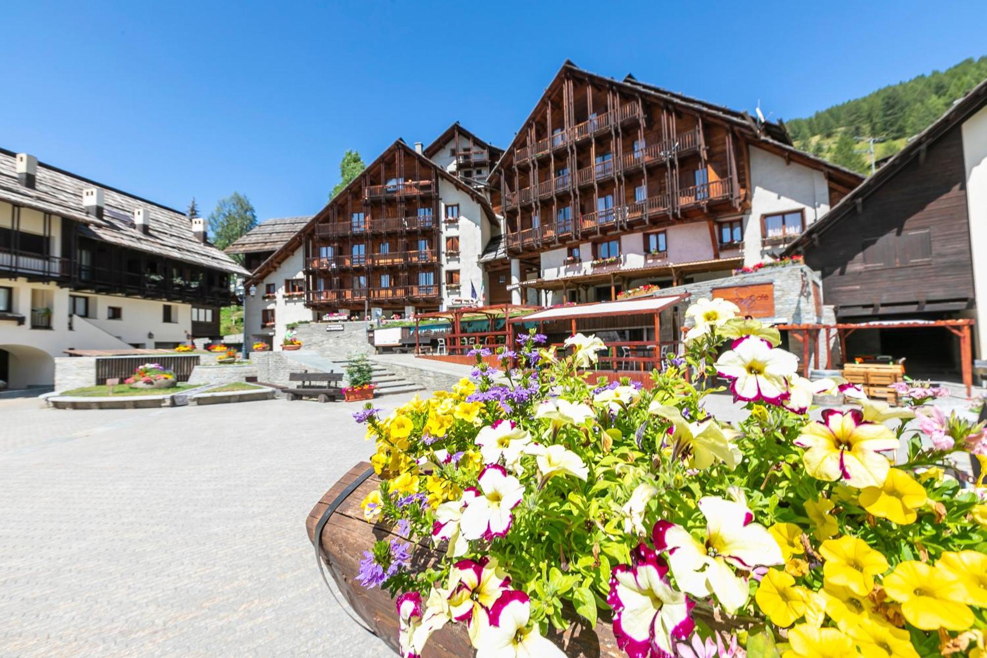 Grange Hike & Ski Sestriere Apartments Exteriör bild